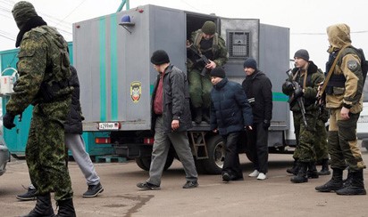 Ukraine bắt đầu trao đổi tù nhân trong tranh cãi
