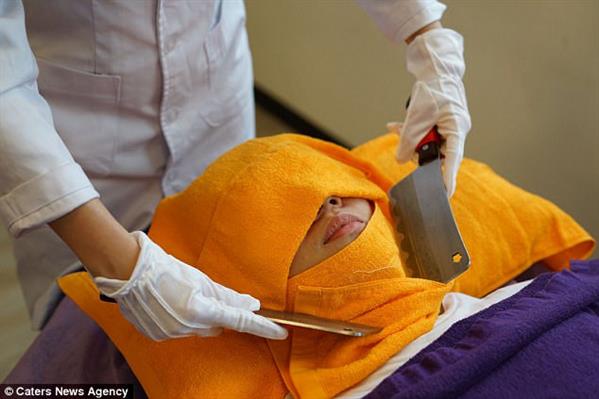 Hàng triệu người đang thích cách massage bằng dao phay kinh dị