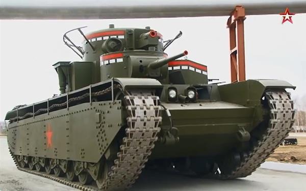 Cận cảnh xe tăng “quái vật” T-35 của Nga lăn bánh