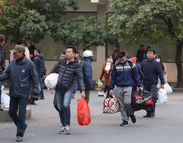 Người dân đổ về Hà Nội sau nghỉ lễ, các cửa ngõ Thủ đô kẹt cứng