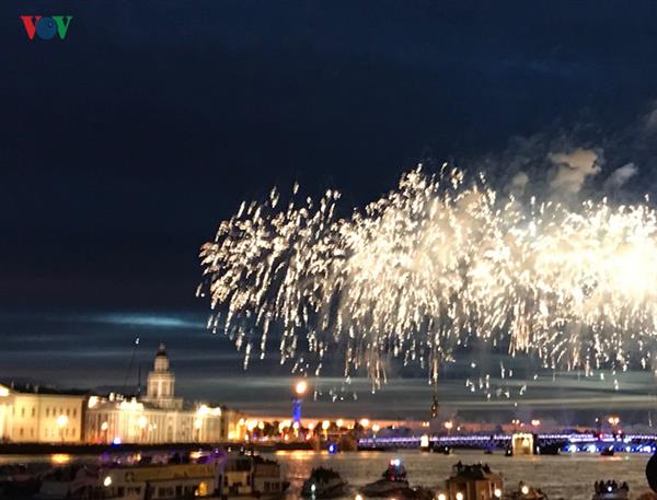 Ngắm pháo hoa trên sông Neva trong Đêm trắng ở thủ đô Phương Bắc (Nga)