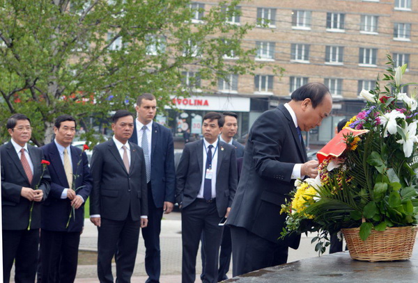 Thủ tướng đặt hoa, trồng cây lưu niệm bên tượng đài Bác Hồ tại Moscow