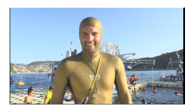 Video: Nhà vô địch thế giới người Nga có thể lặn sâu tới 118m trong 4 phút