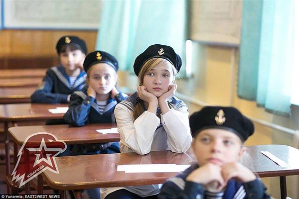 Chiêm ngưỡng những thiếu nữ xinh ngất ngây trong trường quân đội Nga