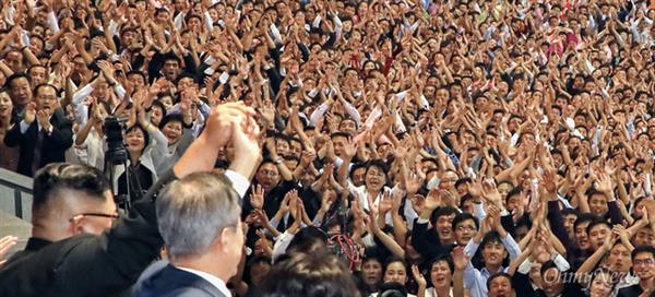 Chùm ảnh lịch sử: Khi Tổng thống Hàn Quốc phát biểu trước hàng trăm nghìn người dân Triều Tiên