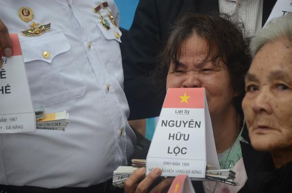 Mẹ già rơi nước mắt trong lễ tưởng niệm liệt sĩ Gạc Ma