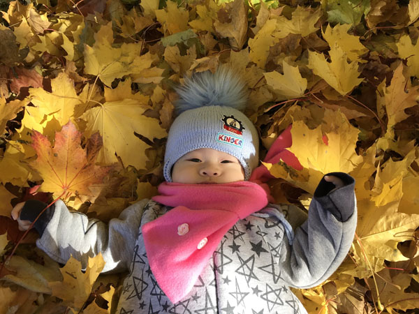 Em bé và mùa thu lá vàng