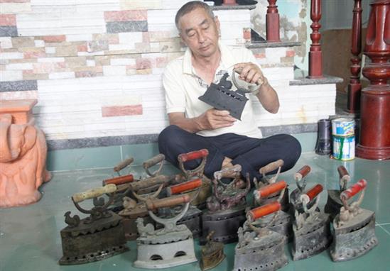 Người đi khắp đất nước để sưu tập đủ 100 chiếc bàn ủi con gà