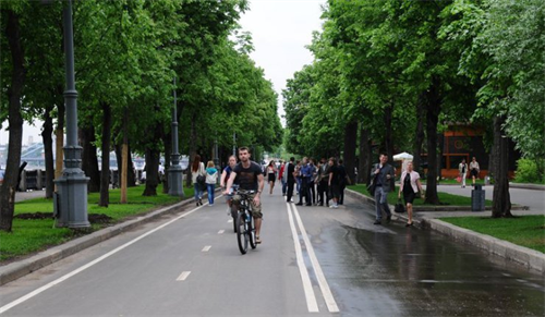 Những hướng dẫn viên du lịch đi xe đạp ở thủ đô Nga