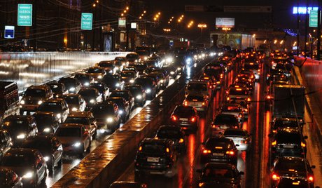 Tuyết đổ làm Moskva thêm tắc nghẽn giao thông