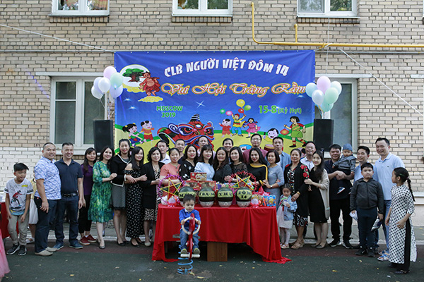 Tin ảnh: CLB người Việt tại Đôm 14 tổ chức Hội Trăng Rằm