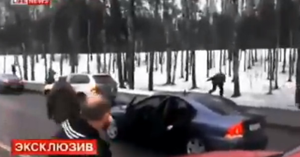 Hai người nã đạn trên đường tại Nga, dân xem và cười