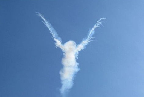 Video: Không quân Nga tạo hình thiên thần trên bầu trời Mátxcơva