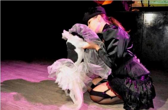 Ly hôn với chồng rồi 'kết hôn' với... chó