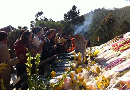 Hàng ngàn người viếng mộ Đại tướng đầu năm