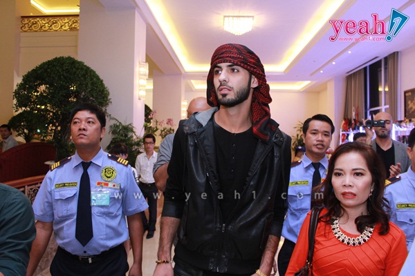 Đằng sau thương vụ đưa trai đẹp bị trục xuất đến Việt Nam