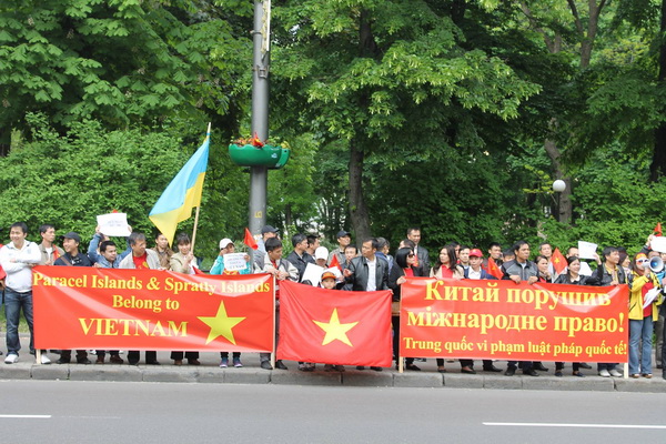 Người Việt tại Ucraina mít-tinh phản đối Trung Quốc