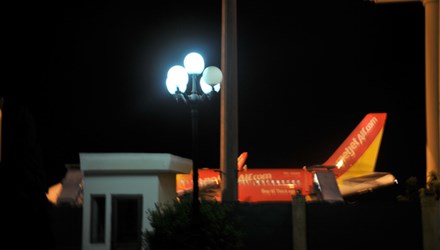 Máy bay không thể hạ cánh vì sân bay... hết chỗ