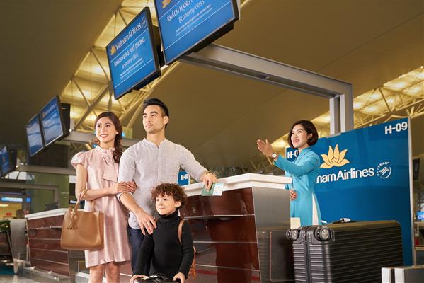 Lần đầu tiên Vietnam Airlines mở quầy làm thủ tục riêng cho gia đình có người lớn tuổi, trẻ nhỏ