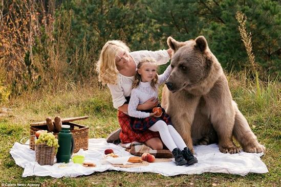 [Photo] Hai mẹ con tạo dáng bên chú gấu nặng gần 600kg