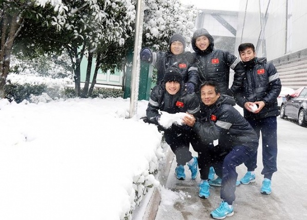 Tuyển thủ U23 Việt Nam vui đùa giữa trời mưa tuyết Thường Châu