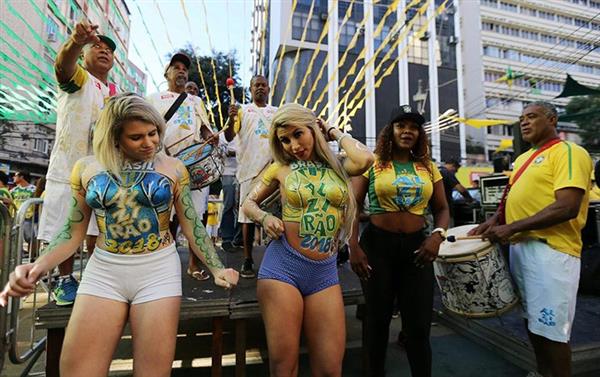 Nữ CĐV Brazil ngực trần cổ vũ đội tuyển tiến sâu tại World Cup