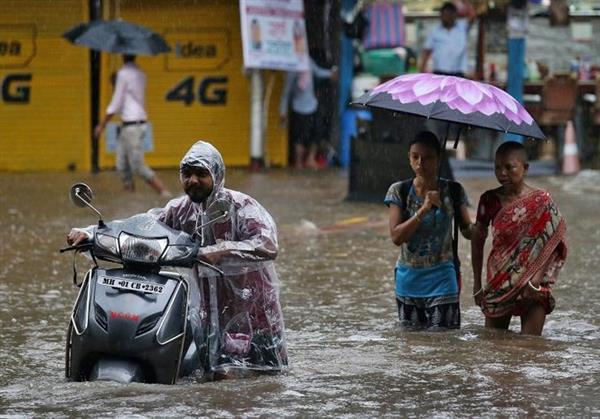 Ảnh: Mưa lớn ở Ấn Độ gây sập nhà, ô tô xe máy “bơi” giữa đường phố
