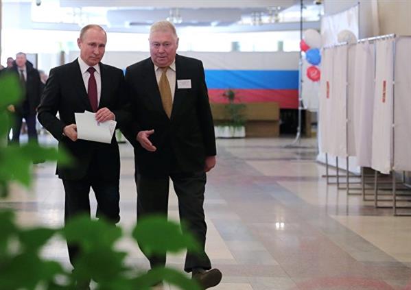 Chùm ảnh Tổng thống Nga Putin và các đối thủ đi bỏ phiếu