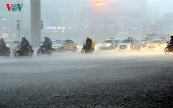 Mưa như trút vào giờ tan tầm, đường phố Hà Nội ngập sâu trong nước