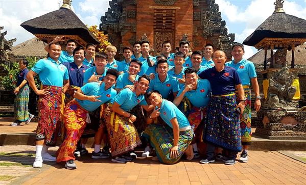 ĐT Việt Nam mặc váy du ngoạn Bali đi ăn mừng chiến thắng Indonesia