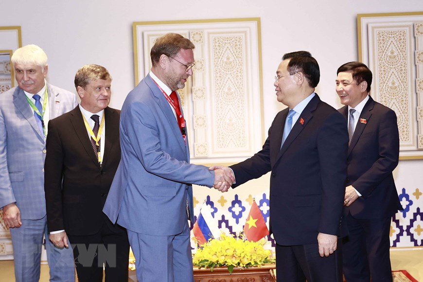 Chủ tịch Quốc hội Vương Đình Huệ gặp Phó Chủ tịch Hội đồng LB Nga