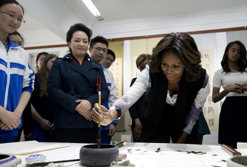 Bà Obama viết thư pháp, đánh bóng bàn ở Trung Quốc