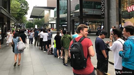 iPhone X: chen lấn xô đẩy ở Singapore, xếp hàng dài ở Úc, Nhật, Nga, Anh, nụ cười trở lại
