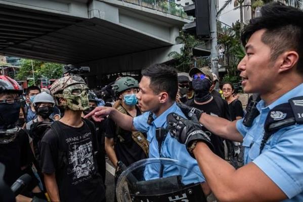 Hồng Kông: Chồng là cảnh sát, vợ tìm cách kéo chồng về phía người biểu tình