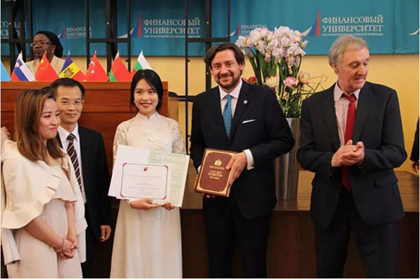 Sinh viên Việt Nam tại Nga nhận danh hiệu 