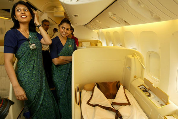 Hãng hàng không Ấn Độ bắt tiếp viên ăn kiêng để giảm chi phí