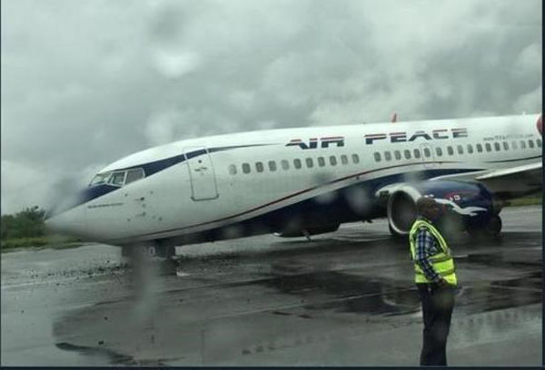 Máy bay Boeing 737 rơi bánh trong lúc rời khỏi đường băng