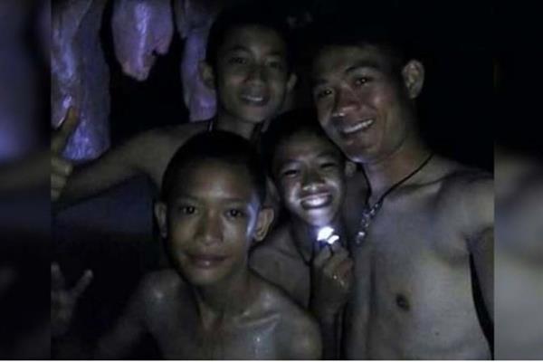 Hình ảnh đầu tiên của các cầu thủ nhí Thái Lan sau 9 ngày kẹt trong hang