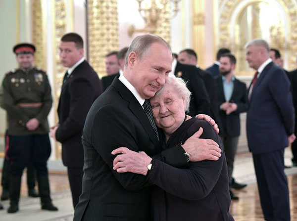 Tổng thống Putin gặp lại cô giáo cũ
