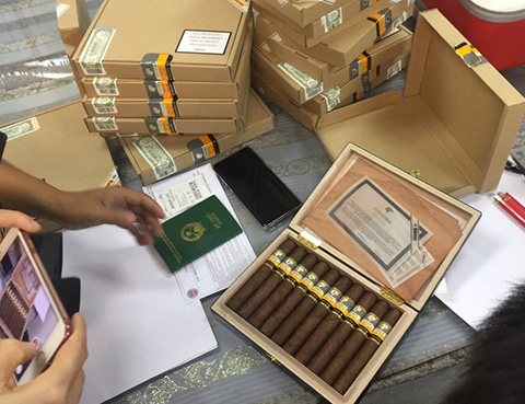 Vận chuyển trái phép hơn 1.400 điếu xì gà từ Nga về Việt Nam