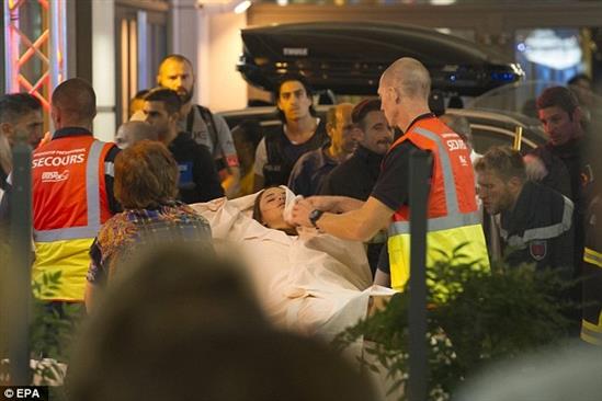 Chồng nhảy ra chắn trước xe tải của khủng bố, hy sinh tính mạng để cứu vợ mang thai