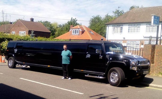 Anh thuê xe sang limousine chở người tị nạn