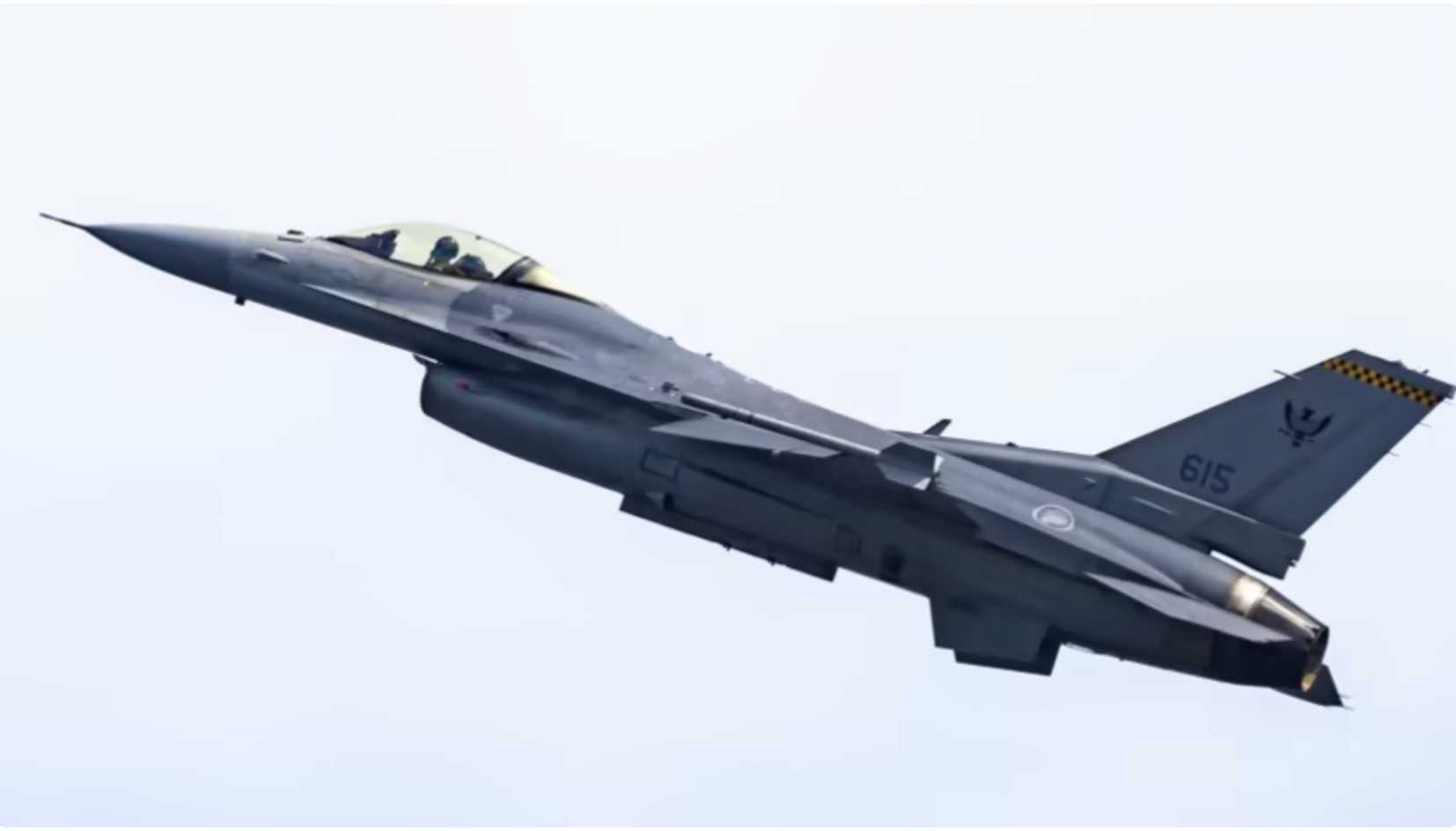 Máy bay chiến đấu F-16 đâm xuống căn cứ ở Singapore