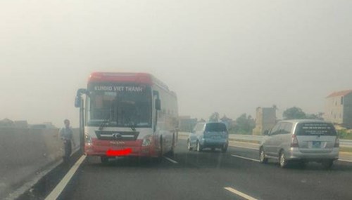 Hoảng hồn khi xe khách đi ngược chiều trên đường cao tốc Hà Nội - Hải Phòng