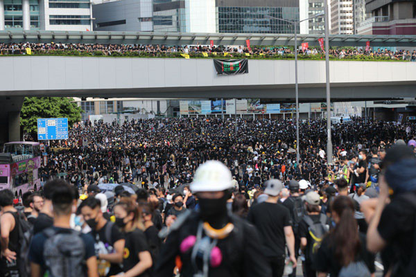 Hồng Kông “tê liệt” vì biểu tình lớn chưa từng thấy