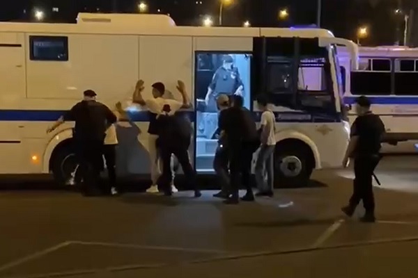 Ẩu đả hỗn loạn ở thủ đô Nga, hơn 100 người bị bắt giữ