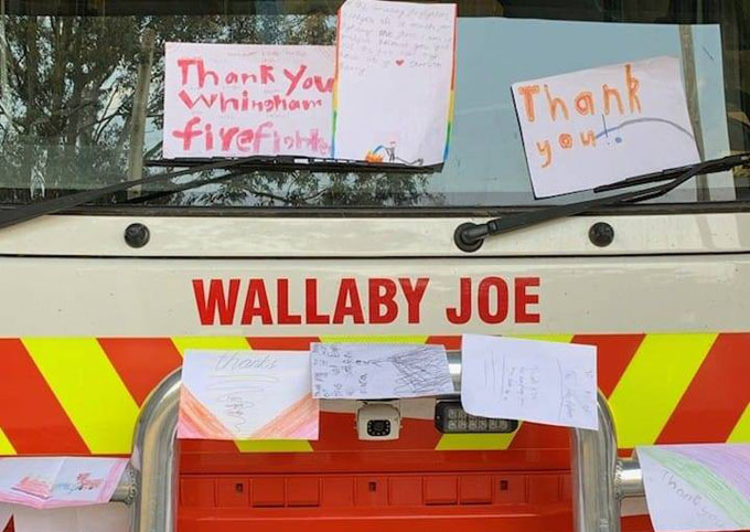 Ấm áp những hành động cảm ơn lính cứu hỏa của người Australia