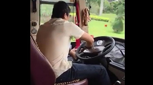 Truyền hình Nga phát clip tài xế Việt vừa lái xe vừa đi giầy