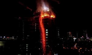 Tòa tháp chọc trời bốc cháy dữ dội như ngọn đuốc trong đêm ở Warsaw