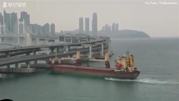 Hãi hùng tàu chở hàng Nga bất ngờ đâm sầm vào cây cầu ở Hàn Quốc